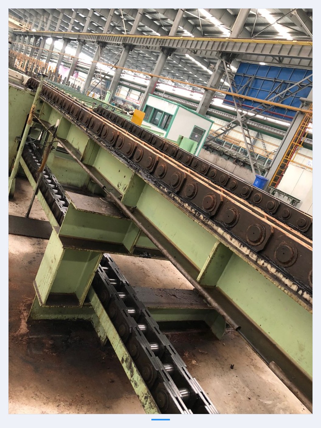 Steel pipe pulling chain in operation
