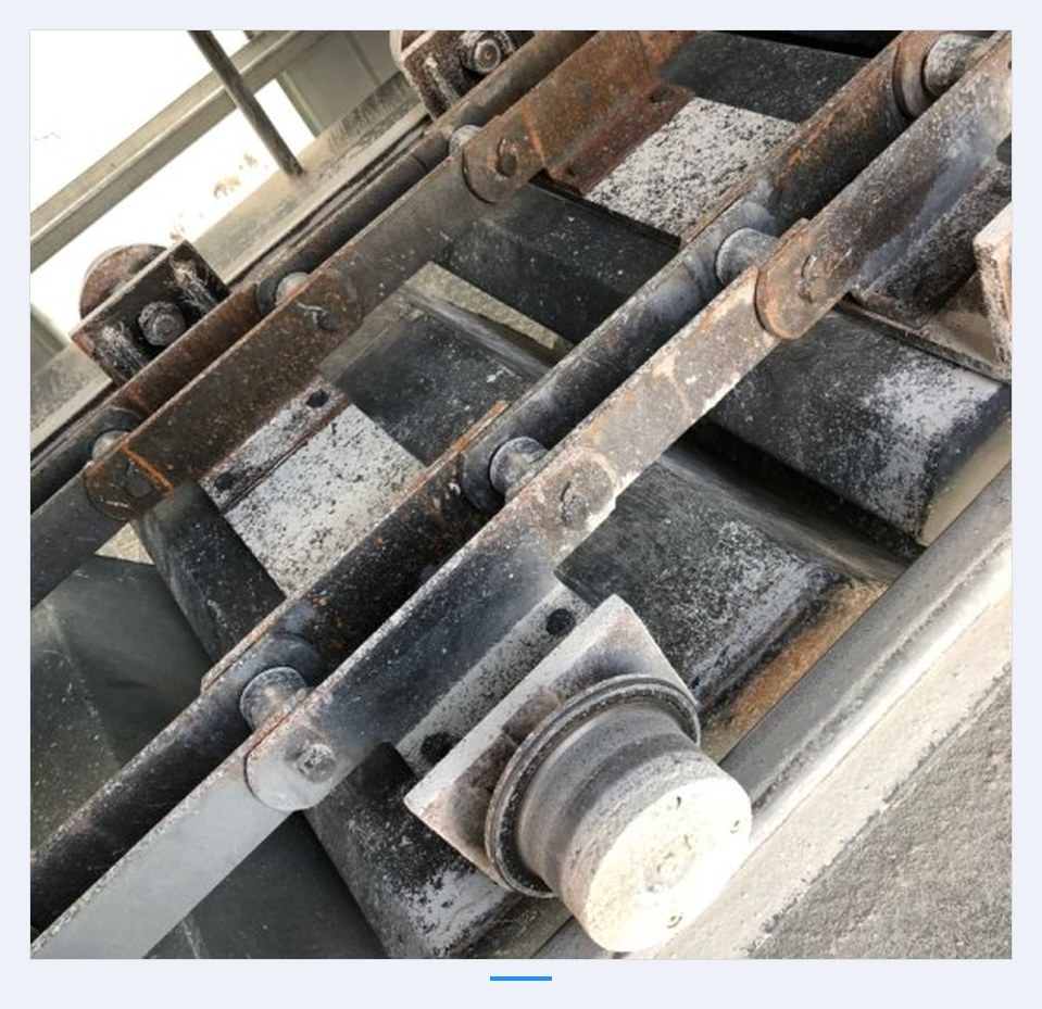 Inclined conveyor chain, close-up