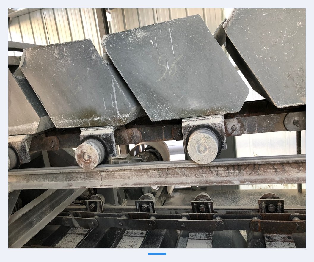 Pellet inclined conveyor chain on an inclined line