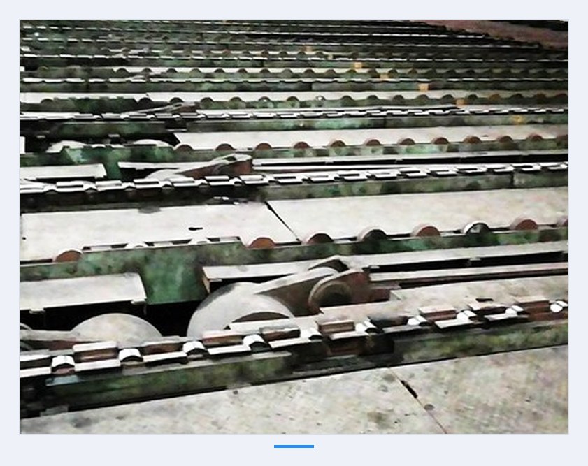 Shear conveyor chain on the conveying line, close-up