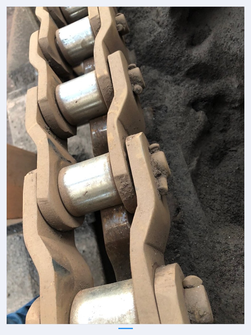 Raw material pile reclaiming driving chain, close-up