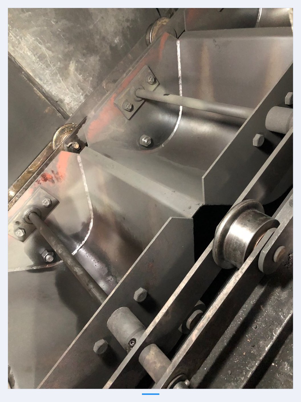 Lifting chain mechanism, close-up